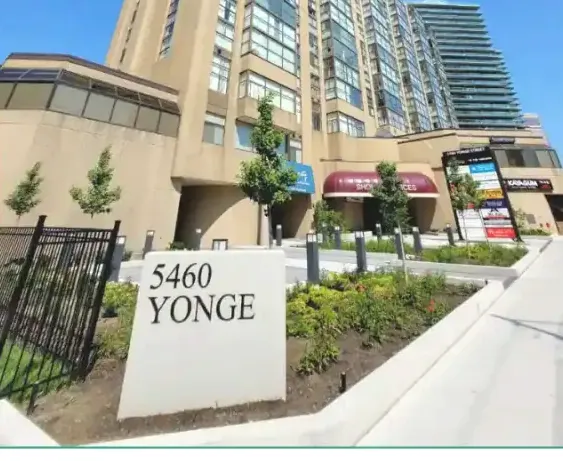 Здание 5460 Yonge St на углу Yonge и Kempford, южнее Finch
